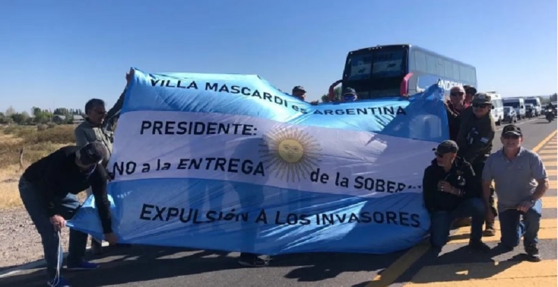 Productores agrarios y vecinos marcharon en contra de la cesión de tierras a los mapuches
