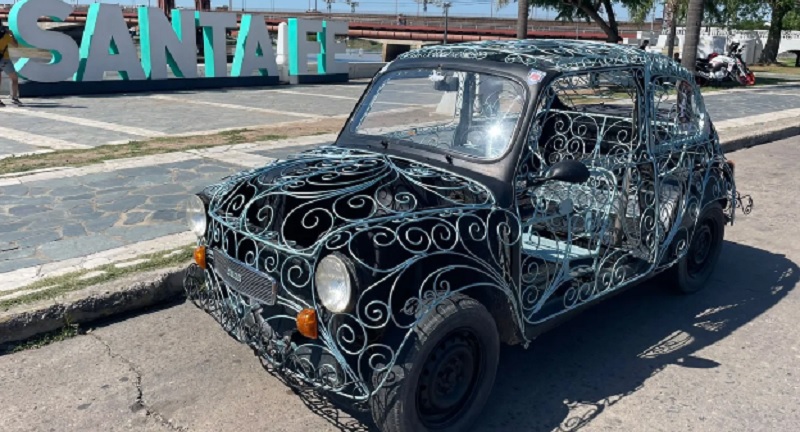 Compró un Fiat 600 por $30 mil, se encerró 12 días en su taller y creó una obra de arte