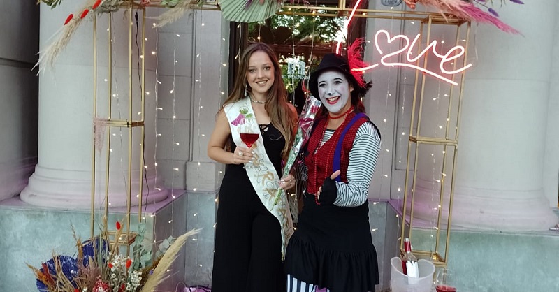 Candela recorrió la Peatonal Sarmiento en la noche de San Valentín