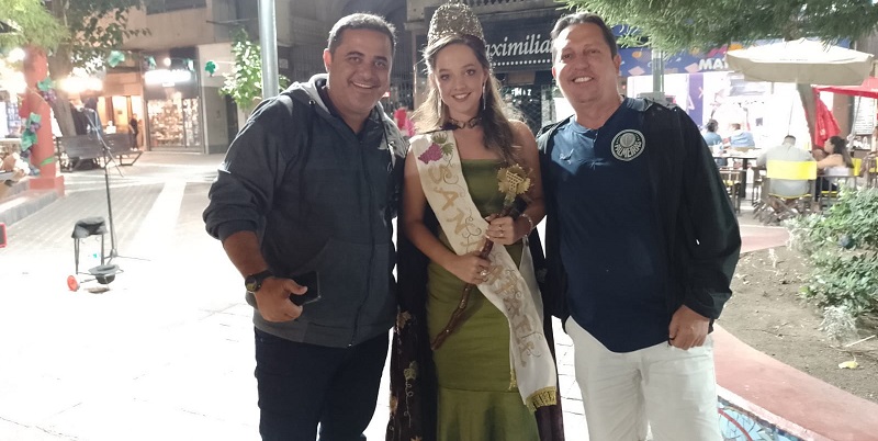Candela cautiva a mendocinos y turistas en la capital provincial