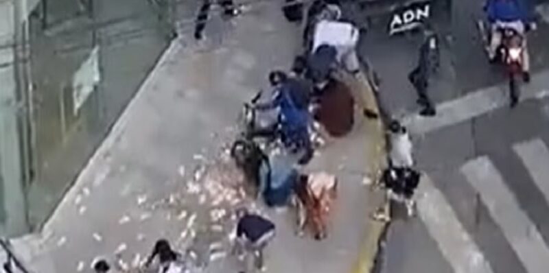 Quisieron robarle una mochila con 7 millones de pesos, forcejeó con el ladrón y los billetes volaron por el aire