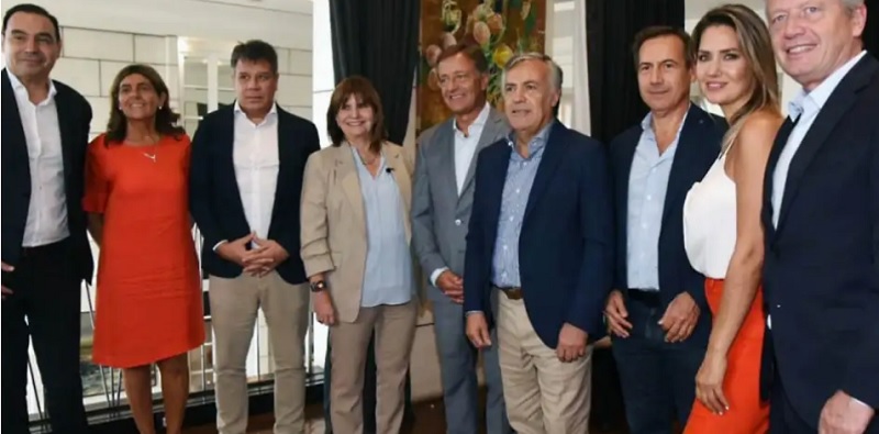 Bullrich se sacó fotos con radicales en Mendoza y sacudió la interna de Juntos por el Cambio
