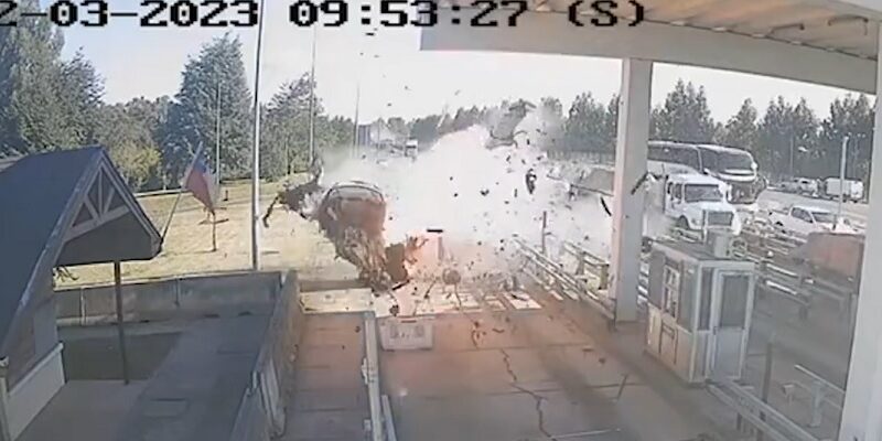 Impresionante choque a 220 kilómetros por hora en una estación de peaje en Chile