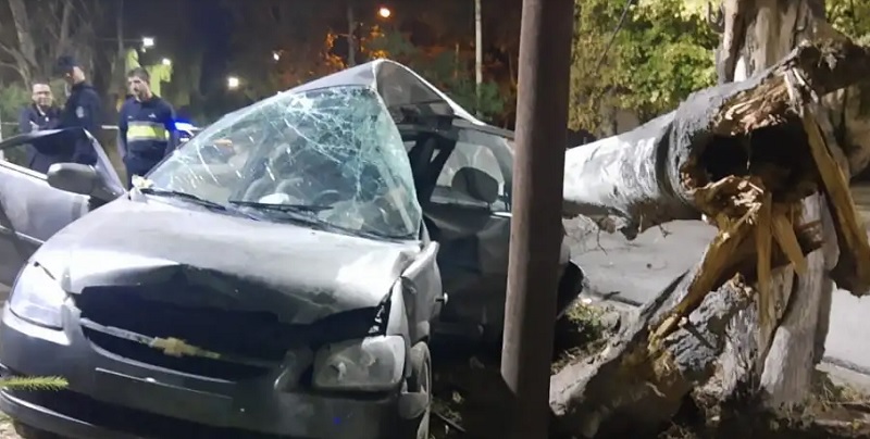 Tragedia en Guaymallén: un joven murió al impactar su auto contra un árbol