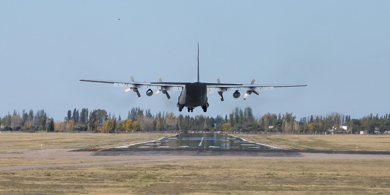 Aterrizó el avión Hércules sobre la nueva pista del aeropuerto de San Rafael