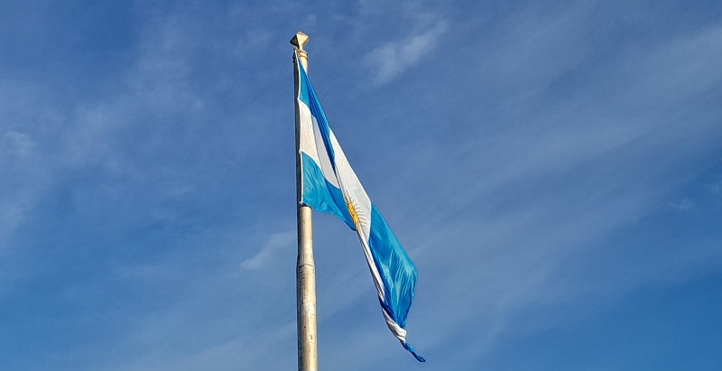 Ya flamea una bandera en la Rotonda de San Martín y Rivadavia