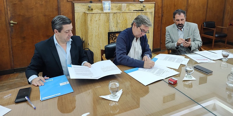 Emir Félix consiguió los fóndos para conectar las cloacas a muchos barrios