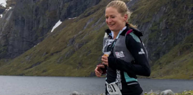 La campeona de ultramaratón descalificada por hacer parte de una prueba subida a un auto