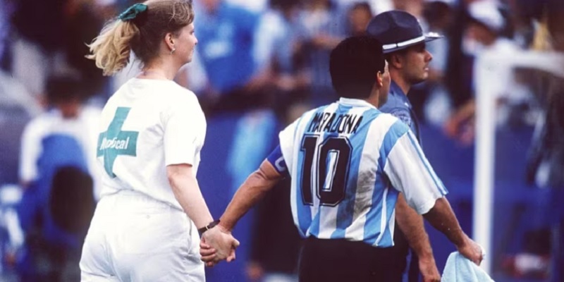A 30 años del día que a Maradona “le cortaron las piernas”: secretos, presiones de FIFA y por qué hoy no sería penado