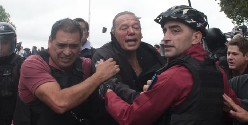 Sergio Berni fue agredido a golpes y a piedrazos por compañeros del colectivero asesinado