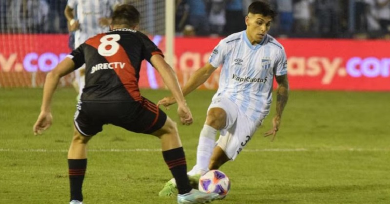 River Plate con uno menos, rescató un empate ante Atlético en Tucumán