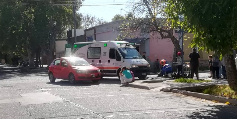 Mujer herida en choque entre una moto y un auto