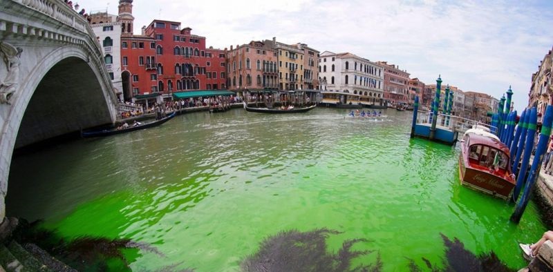 Venecia: el misterio sobre cómo se tornó verde fosforescente el agua en un tramo de los canales