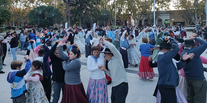 La plaza San Martín se llenó de bailarines para ensayar El Pericón