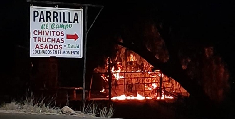 Perdidas totales en una parrila de calle Cubillos