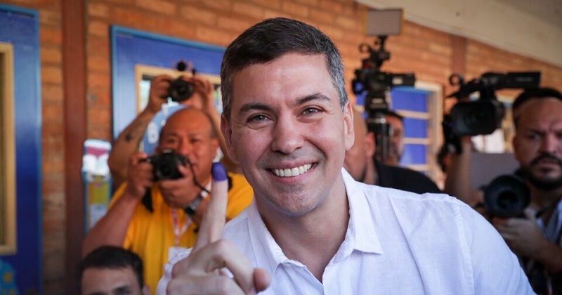 Hijo de una argentina, fue funcionario del FMI y asumirá como presidente en Paraguay