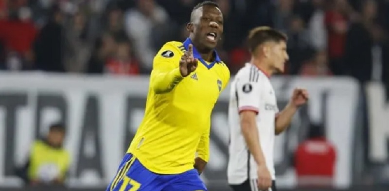 Boca Juniors le ganó 2-0 a Colo Colo en Chile y lidera su Grupo