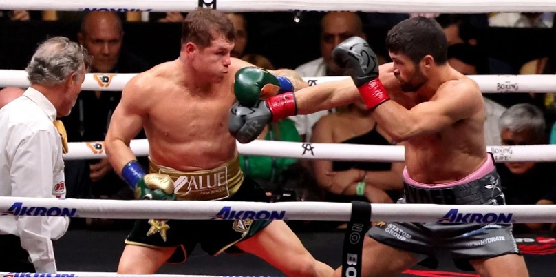 Sangriento triunfo de Canelo en su vuelta a México