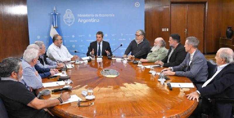Tras la inflación récord de abril y ante la presión K, el Gobierno evalúa otorgar una suma fija a los salarios