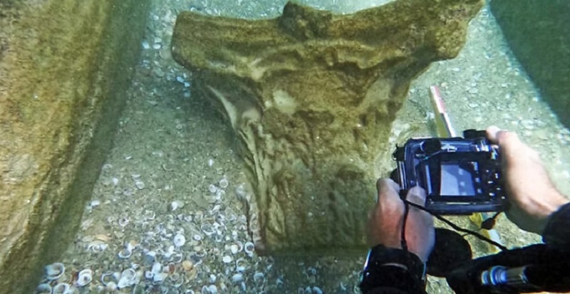 Un nadador encontró un tesoro de 1.800 años de antigüedad en el fondo del mar a 200 metros de la costa