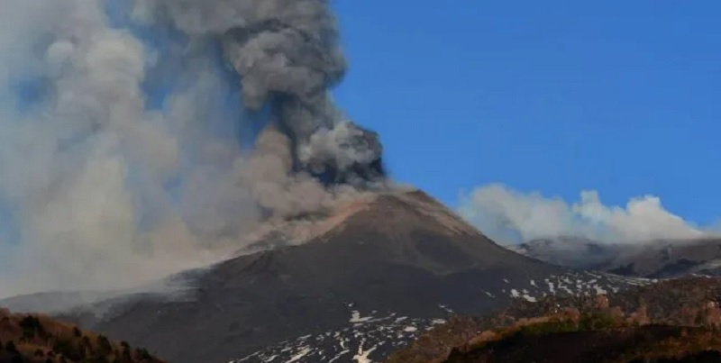 Alarma por el Volcán Etna: advierten sobre «actividad explosiva» en el cráter Bocca Nuova