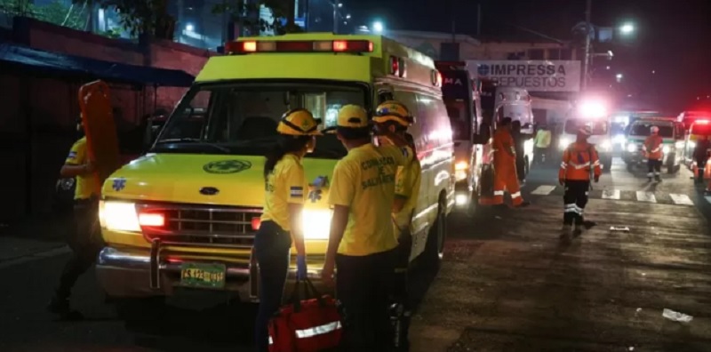 Estampida en El Salvador: al menos 12 personas mueren en una avalancha humana en el San Salvador