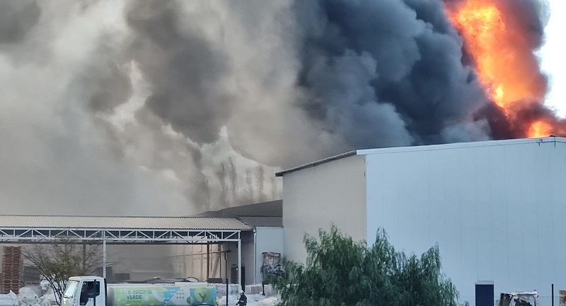 Impresionante incendio en la empresa Plastiandino