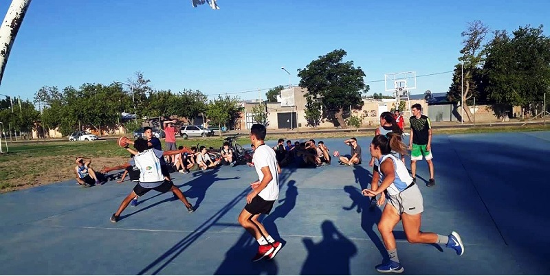 Para fomentar el deporte, el municipio impulsa la construcción de playones deportivos
