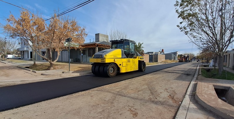 El municipio asfalta varias cuadras del Barrio Kennedy II