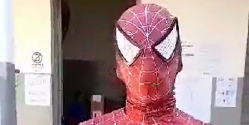 El «Hombre Araña» votó en Córdoba y dejó un mensaje a los cordobeses .