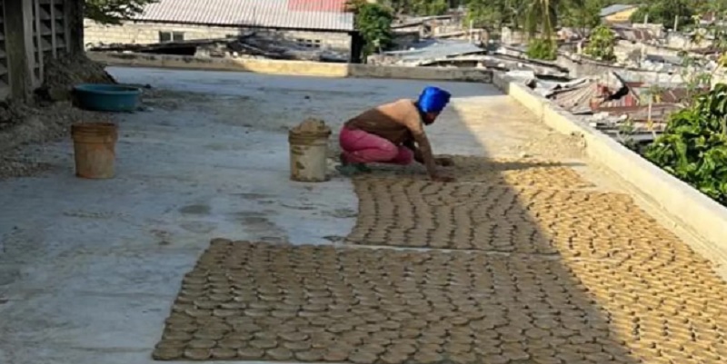 Impactante, con galletas de barro combaten el hambre en Haití