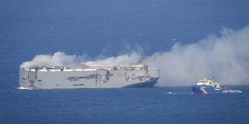 El incendio sin control de un carguero con 3.000 automóviles frente a la costa de Países Bajos