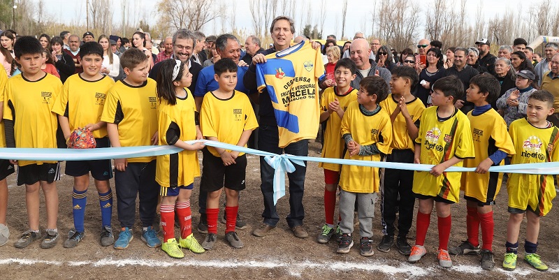 El municipio, dirigentes y vecinos, inauguraron el predio del club de Los Claveles