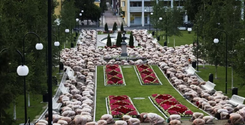 Mil personas posaron desnudas para una producción fotográfica en Finlandia