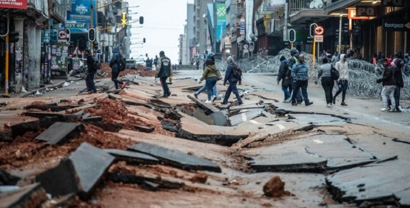 Una impresionante explosión deja al menos un muerto en Sudáfrica