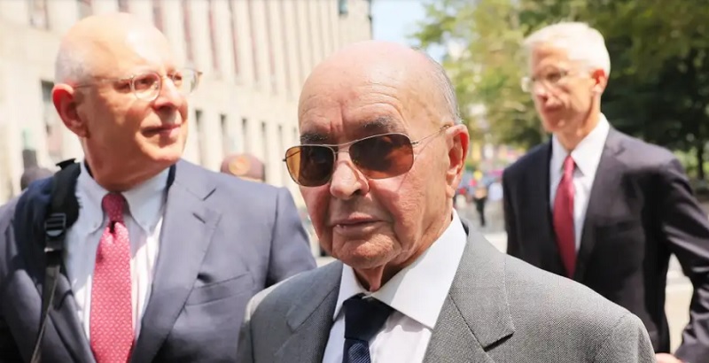 Joe Lewis, el magnate dueño de Lago Escondido, se entregó a la justicia acusado por tráfico de información