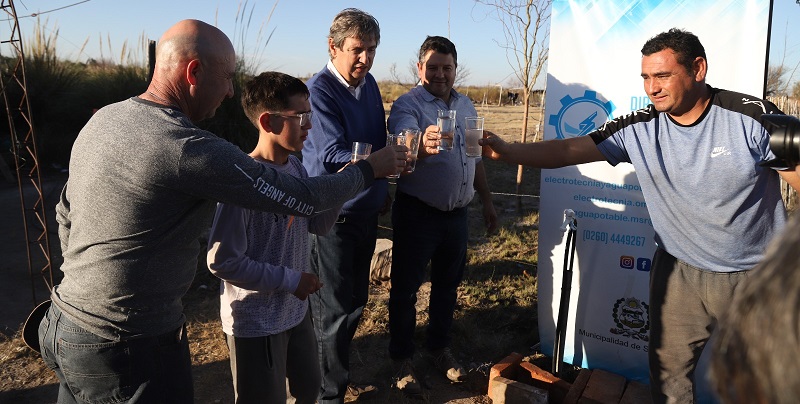 El intendente inauguró otra red de agua en Cañada Seca, recorrió obras y anticipó más inversiones