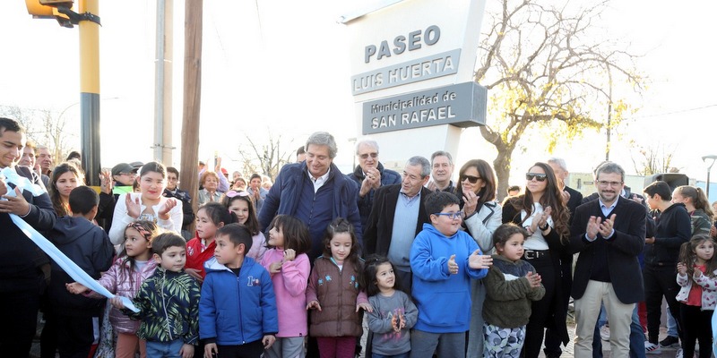 Una multitud asistió a la inauguración del Paseo Luis Huerta