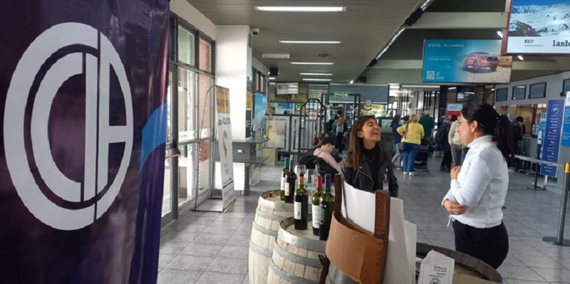 Más de 25 bodegas sanrafaelinas promocionan sus productos en el aeropuerto local