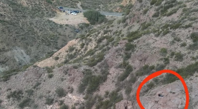 Así fue visto desde el helicoptero el abogado Pablo Callejas, cerca de un acantilado