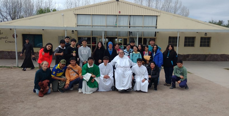 Jóvenes chilenos visitaron el Hogar San Martín de Tours