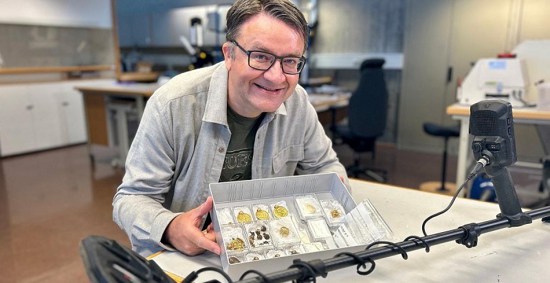 Un arqueólogo aficionado encontró joyas de oro por casualidad