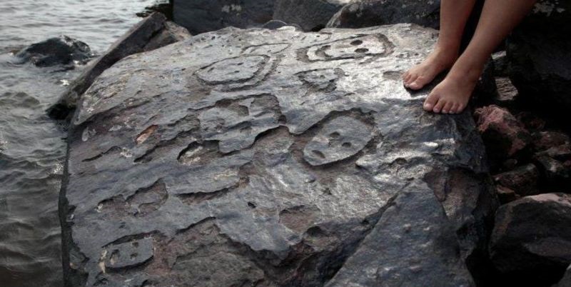 Las intrigantes caras talladas en rocas que quedaron expuestas por la grave sequía en el Amazonas