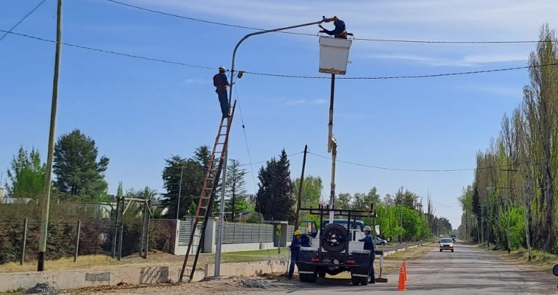 Se instalan más de 50 luces LED en otro tramo de la avenida Rawson