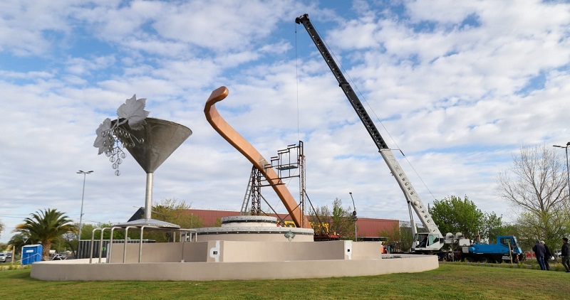 Rotonda de la Copa: comenzó el montaje de la megaescultura