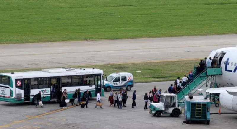 Amenaza de bomba en Aeroparque: trabaja la brigada antiexplosivos y evacuaron preembarque