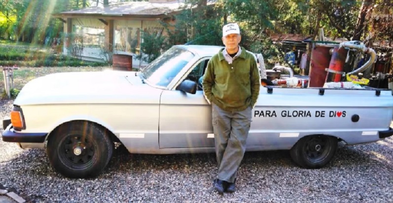 Es cordobés, inventó el primer auto a basura y quiere que todos lo imiten: “Con 15 kilos hago 100 kilómetros”