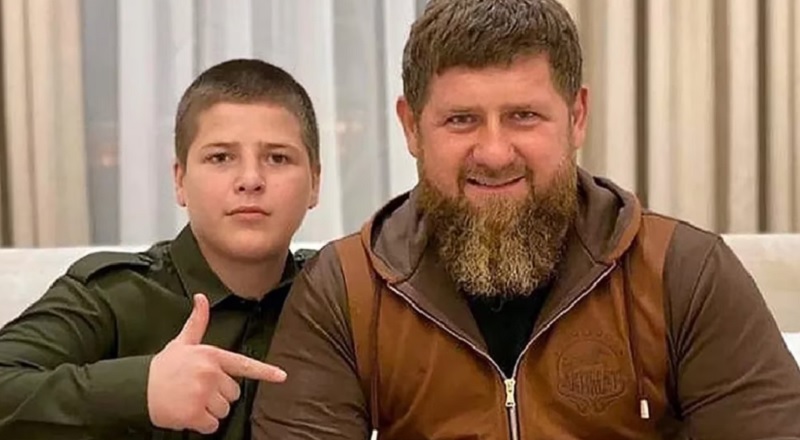 El líder checheno aliado de Putin designó a su hijo de 15 años como su jefe de seguridad