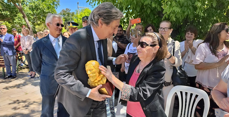 Por su labor y aporte al desarrollo de San Rafael, Emir Félix recibió el «Premio Cervantes»
