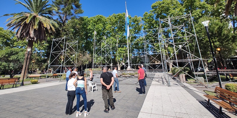Comenzó el motaje del escenario donde asumirá Omar Félix